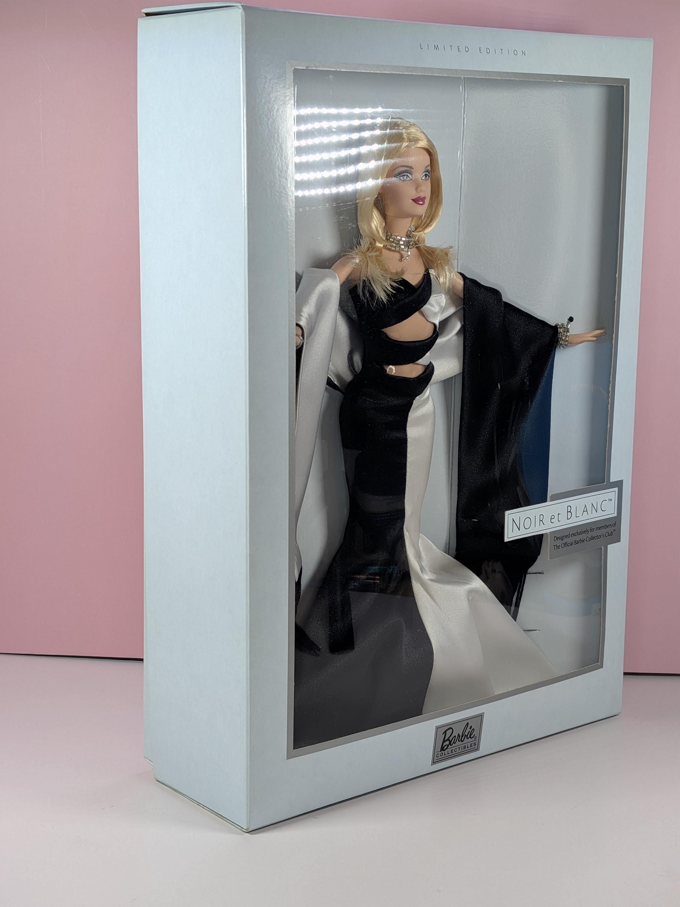 2002 Mattel Noir et Blanc Barbie Doll B1992 Rare Collector Club Exclusive Barbie Vintage Limited Edition Mermaid Gown Barbie Doll Pristine view 7