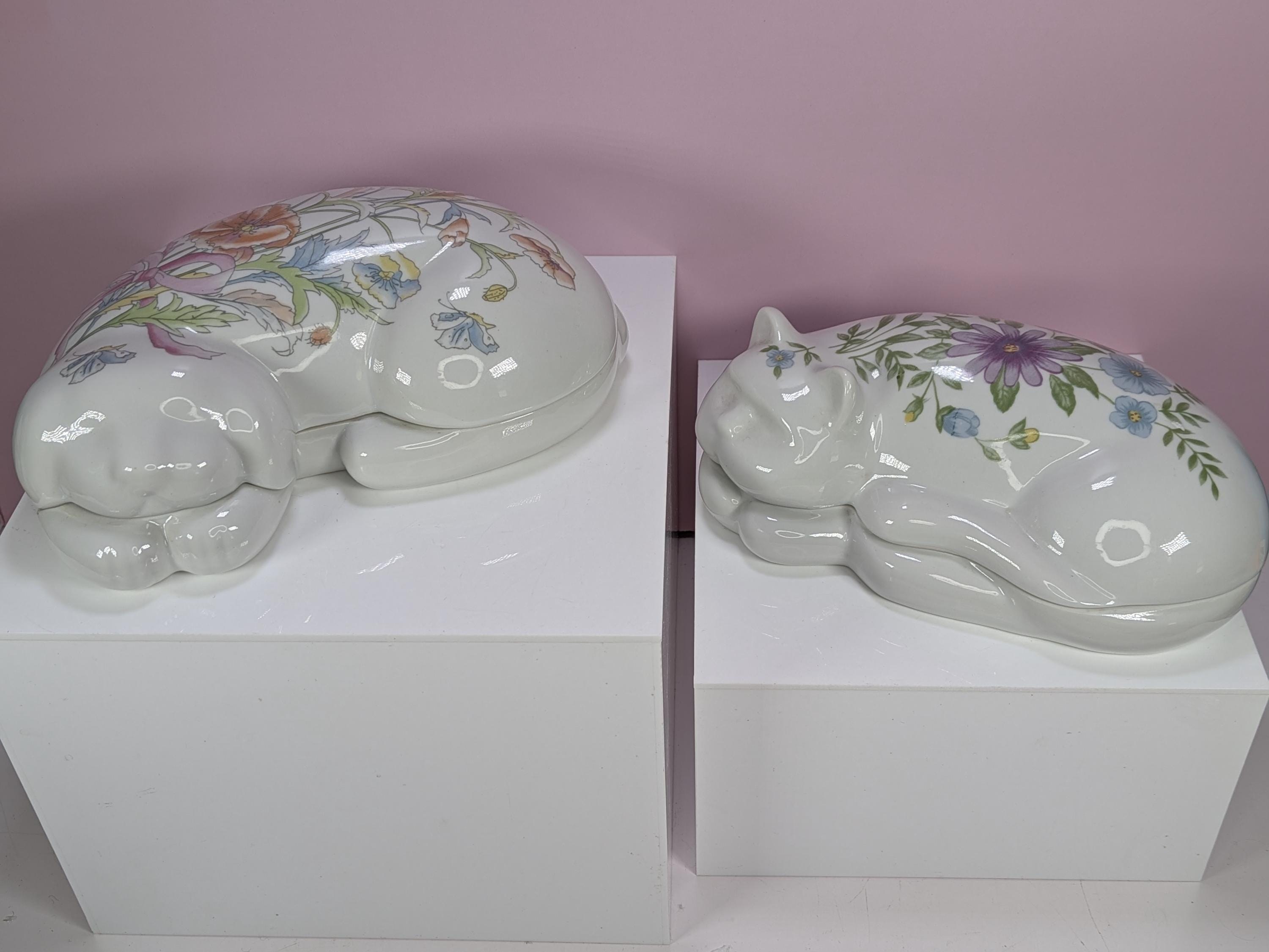 RARE! Vintage Elizabeth Arden Porcelain Sleeping Cat And Dog Large Trinket Boxes Set - Complete With One Original Ceramic Scoop - Like New! view 2