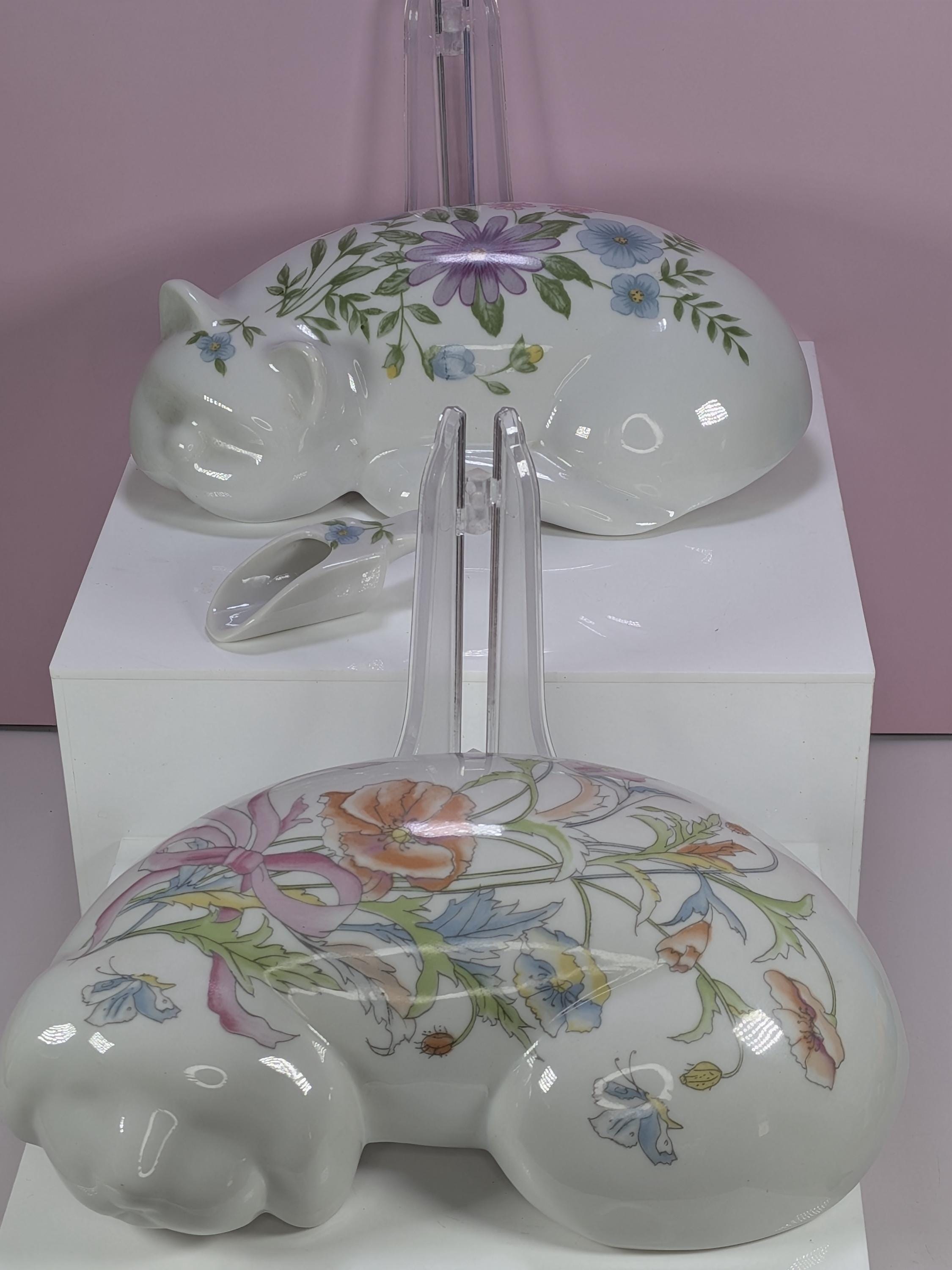 RARE! Vintage Elizabeth Arden Porcelain Sleeping Cat And Dog Large Trinket Boxes Set - Complete With One Original Ceramic Scoop - Like New! view 6