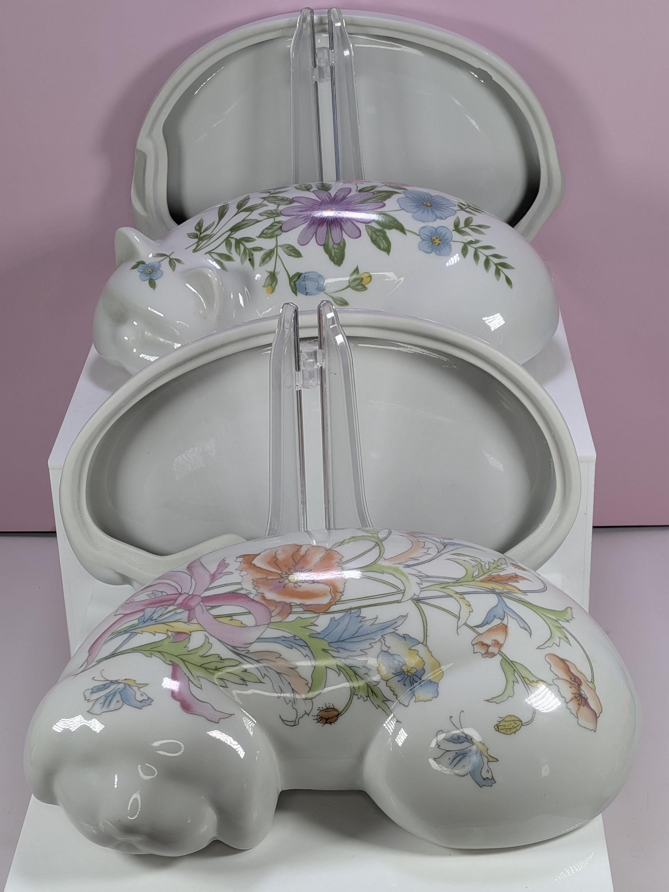 RARE! Vintage Elizabeth Arden Porcelain Sleeping Cat And Dog Large Trinket Boxes Set - Complete With One Original Ceramic Scoop - Like New! view 7