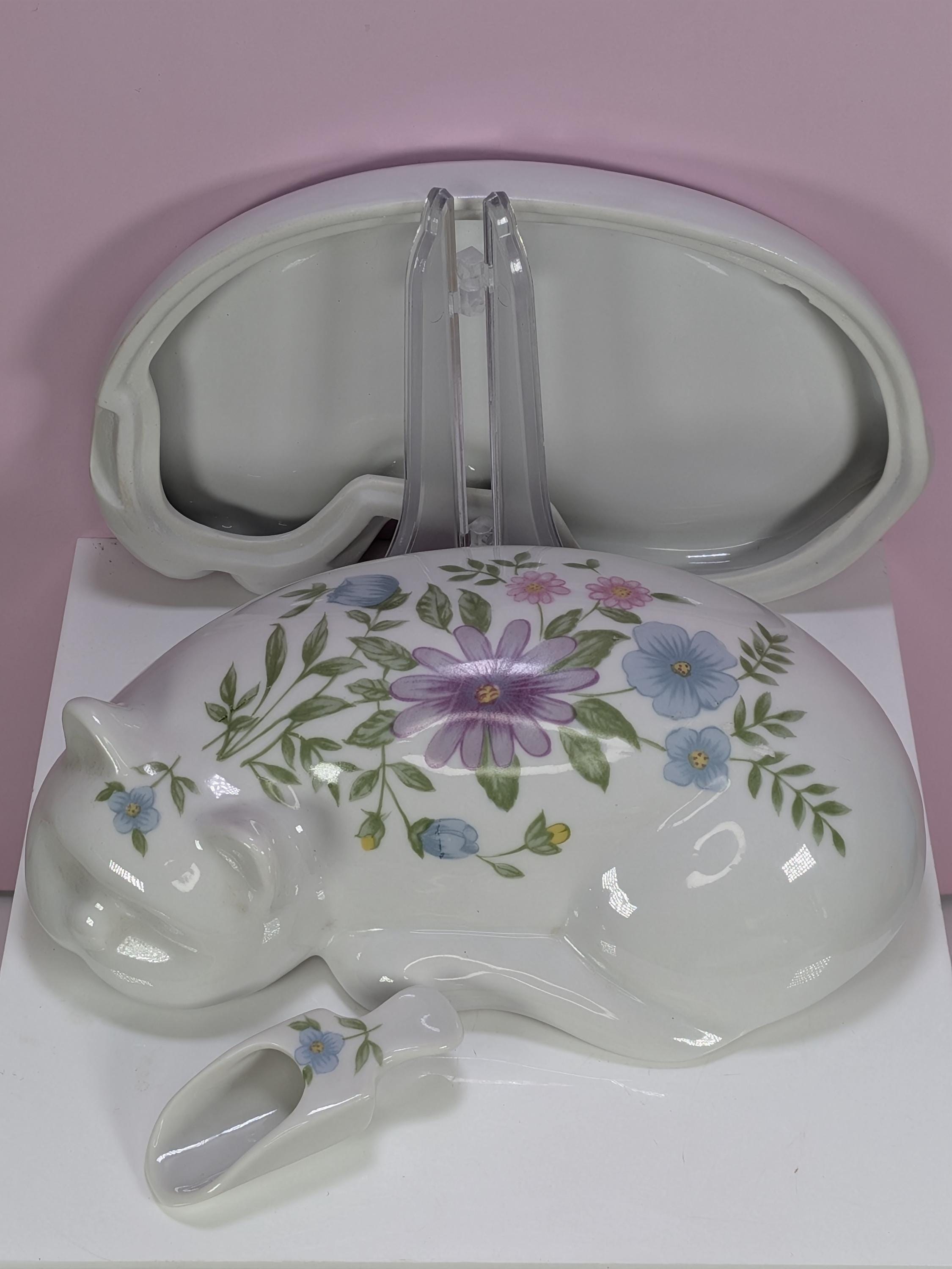 RARE! Vintage Elizabeth Arden Porcelain Sleeping Cat And Dog Large Trinket Boxes Set - Complete With One Original Ceramic Scoop - Like New! view 8