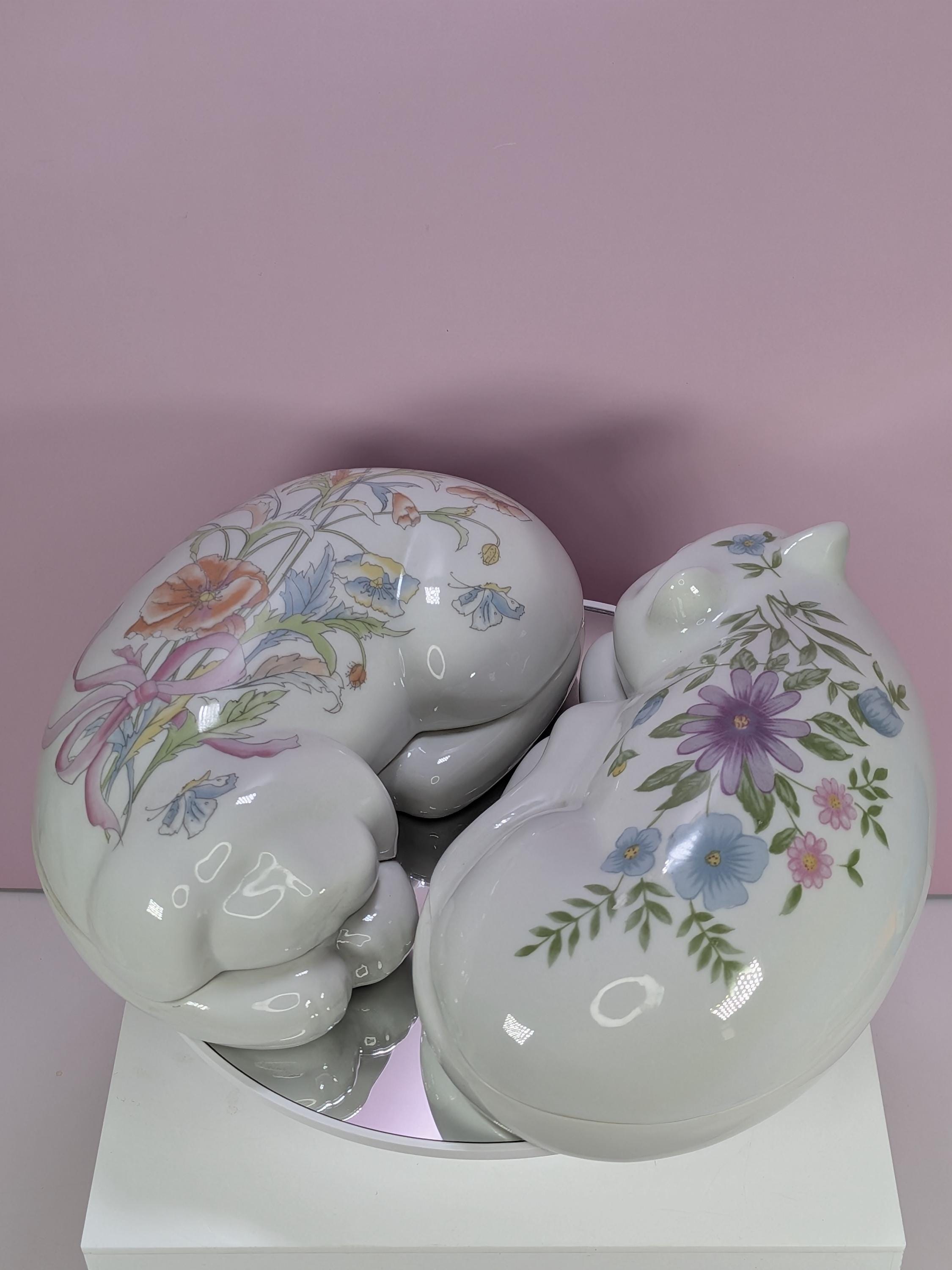 RARE! Vintage Elizabeth Arden Porcelain Sleeping Cat And Dog Large Trinket Boxes Set - Complete With One Original Ceramic Scoop - Like New! view 10