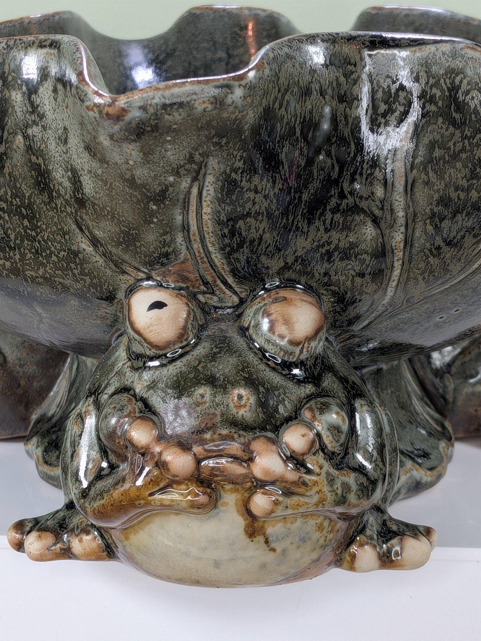 Vintage Majolica Style Ceramic Three Frog Lotus Leaf Centerpiece Bowl view 5