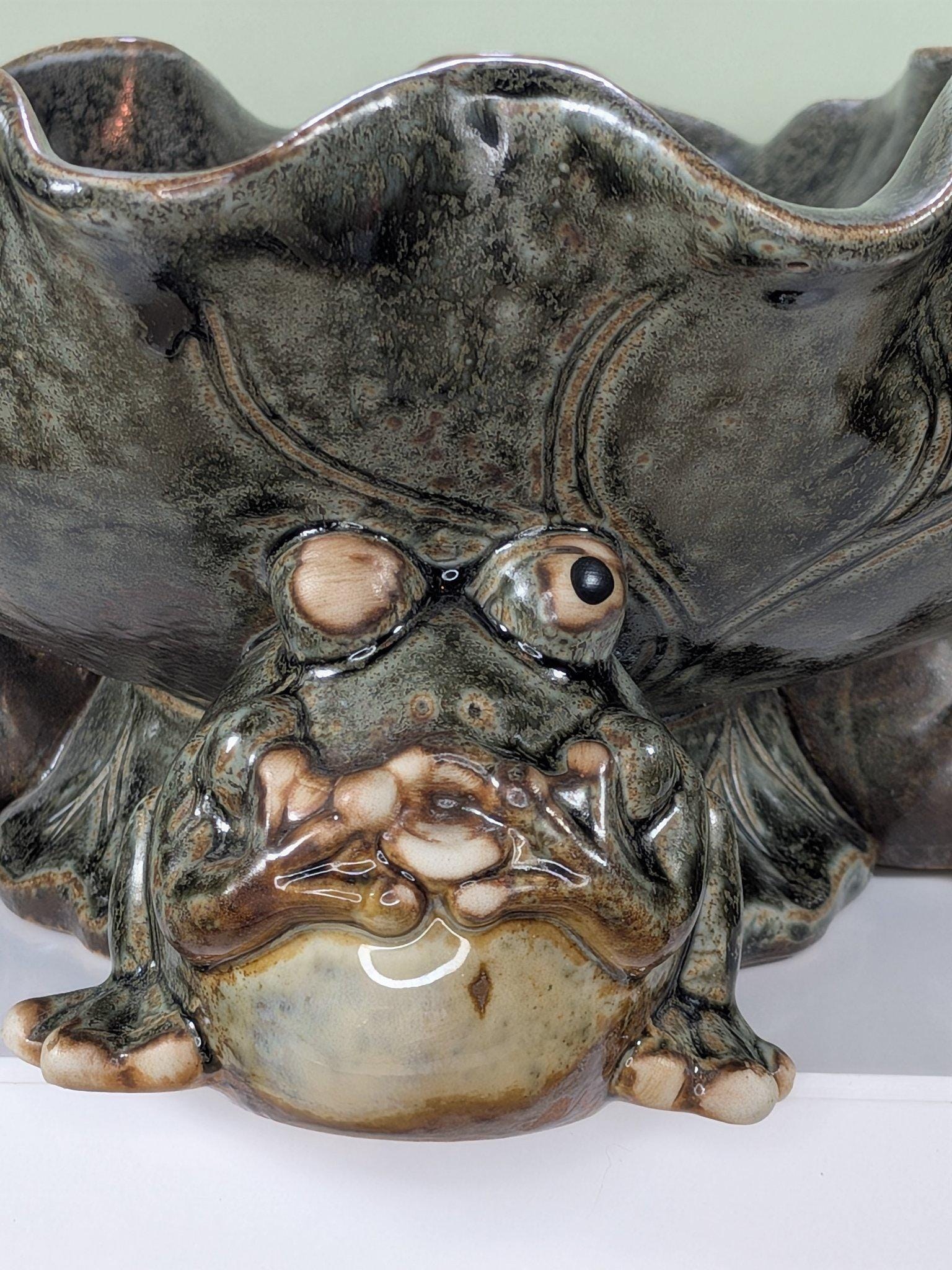 Vintage Majolica Style Ceramic Three Frog Lotus Leaf Centerpiece Bowl view 6
