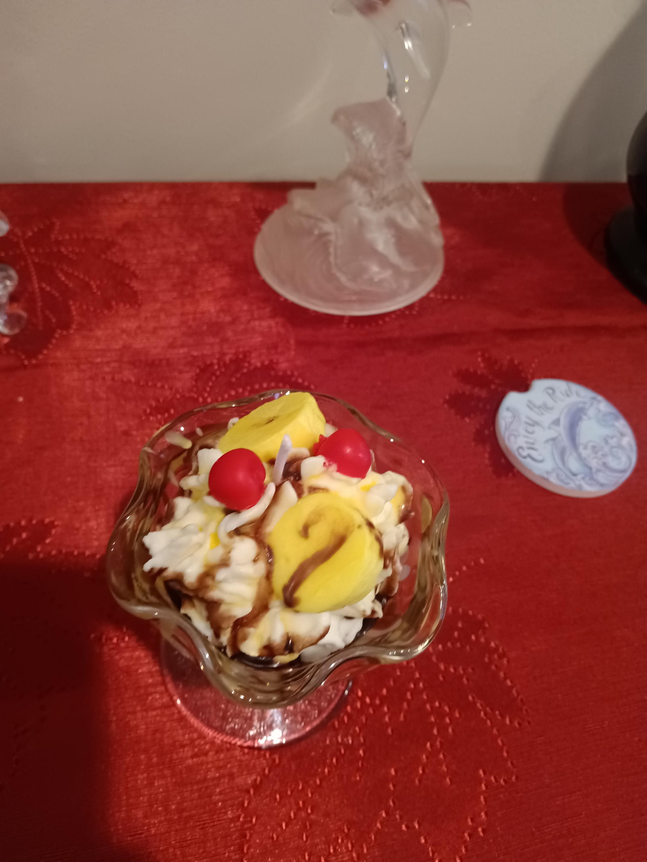 Ice cream sundaes any flavor, view 2