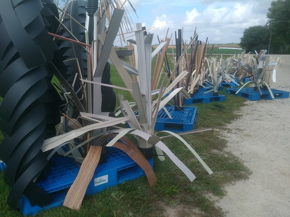 Fishiding modular cover with broad flat limbs prepared outdoors