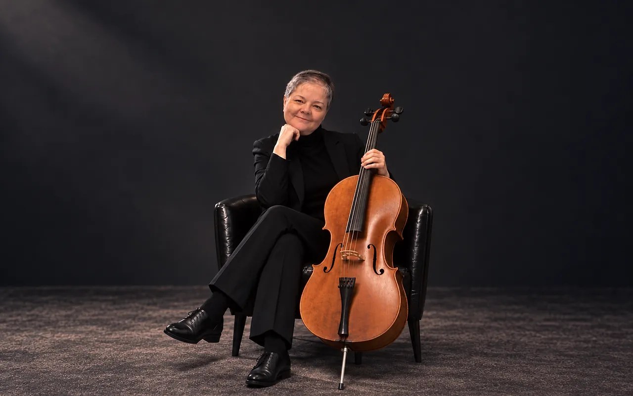 Suzana Bright performing cello at a wedding