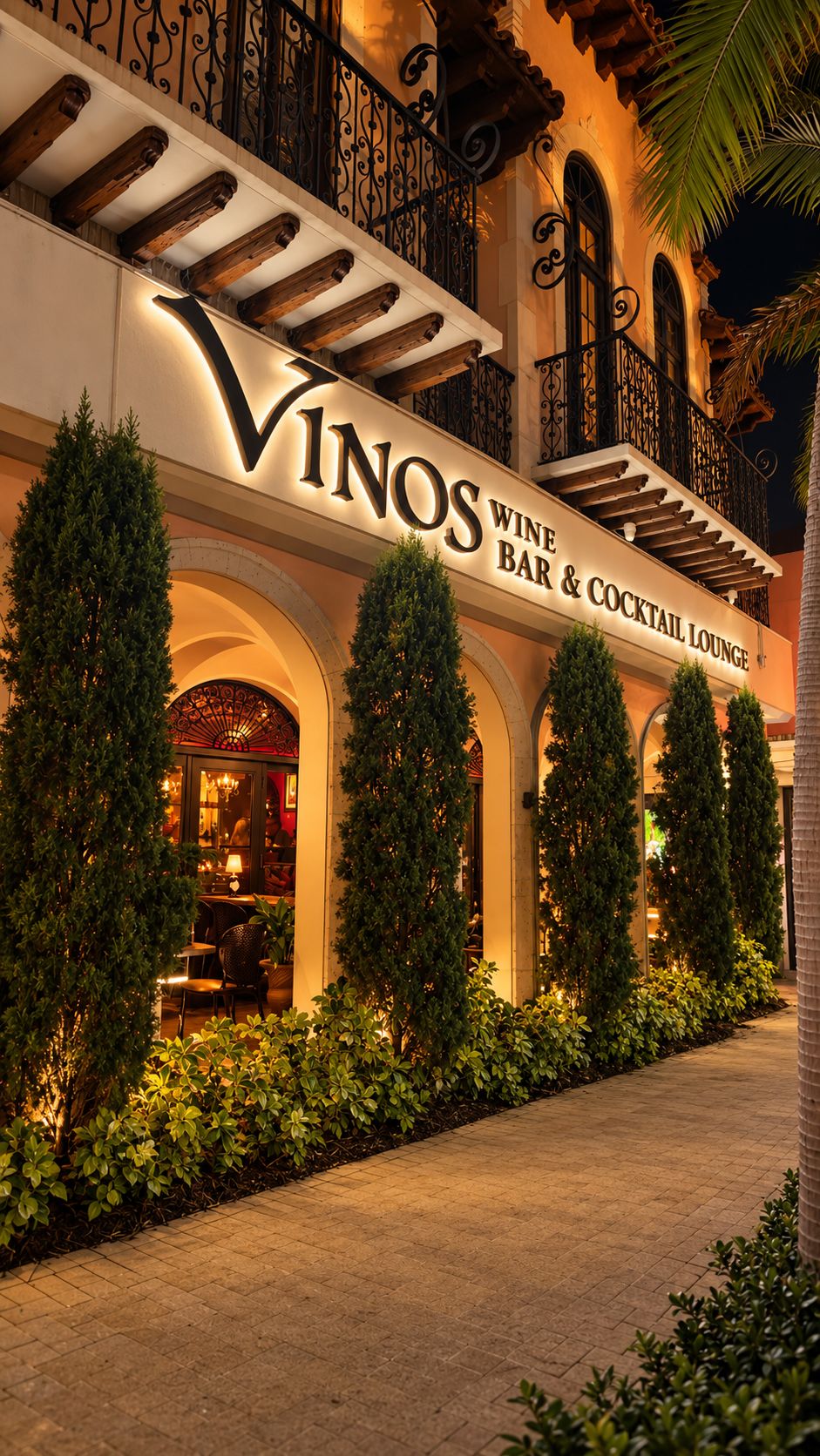 Vinos Wine Bar and Cocktail Lounge storefront on Las Olas