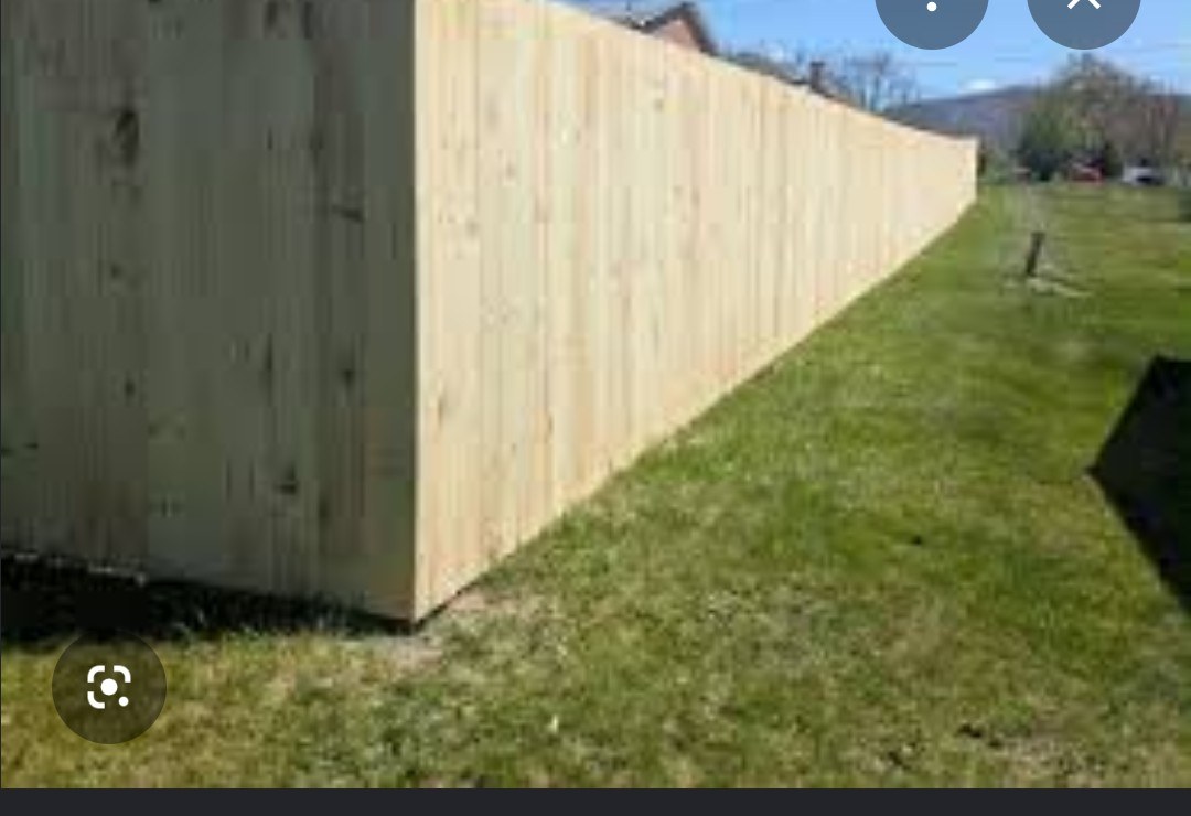 Vickers Fence wood privacy fence along a Shreveport-area residential yard