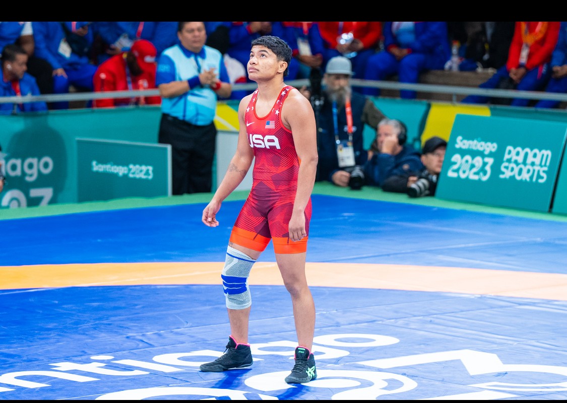 Xochitl Mota-Pettis competing on a wrestling mat in Santiago