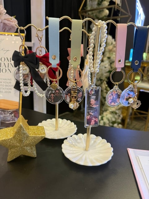 Photo keychains with pearl details displayed as quinceañera favors