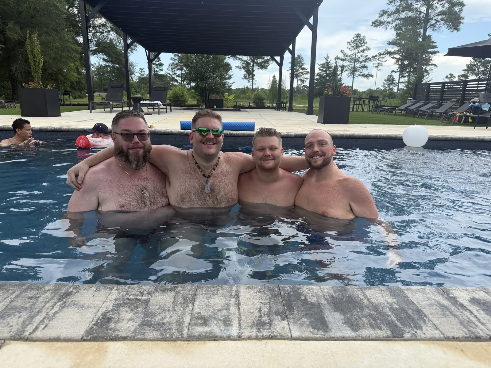 Farmcamp friends relaxing together in the pool