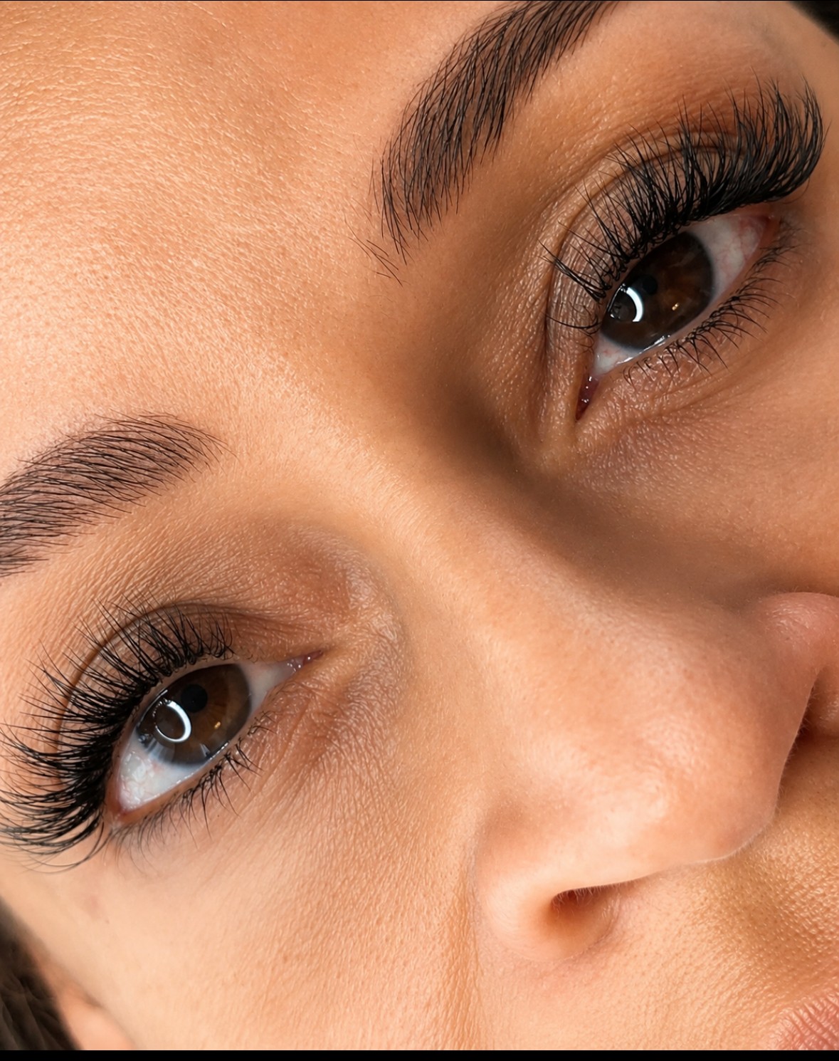 Close-up of a hybrid lash extension set