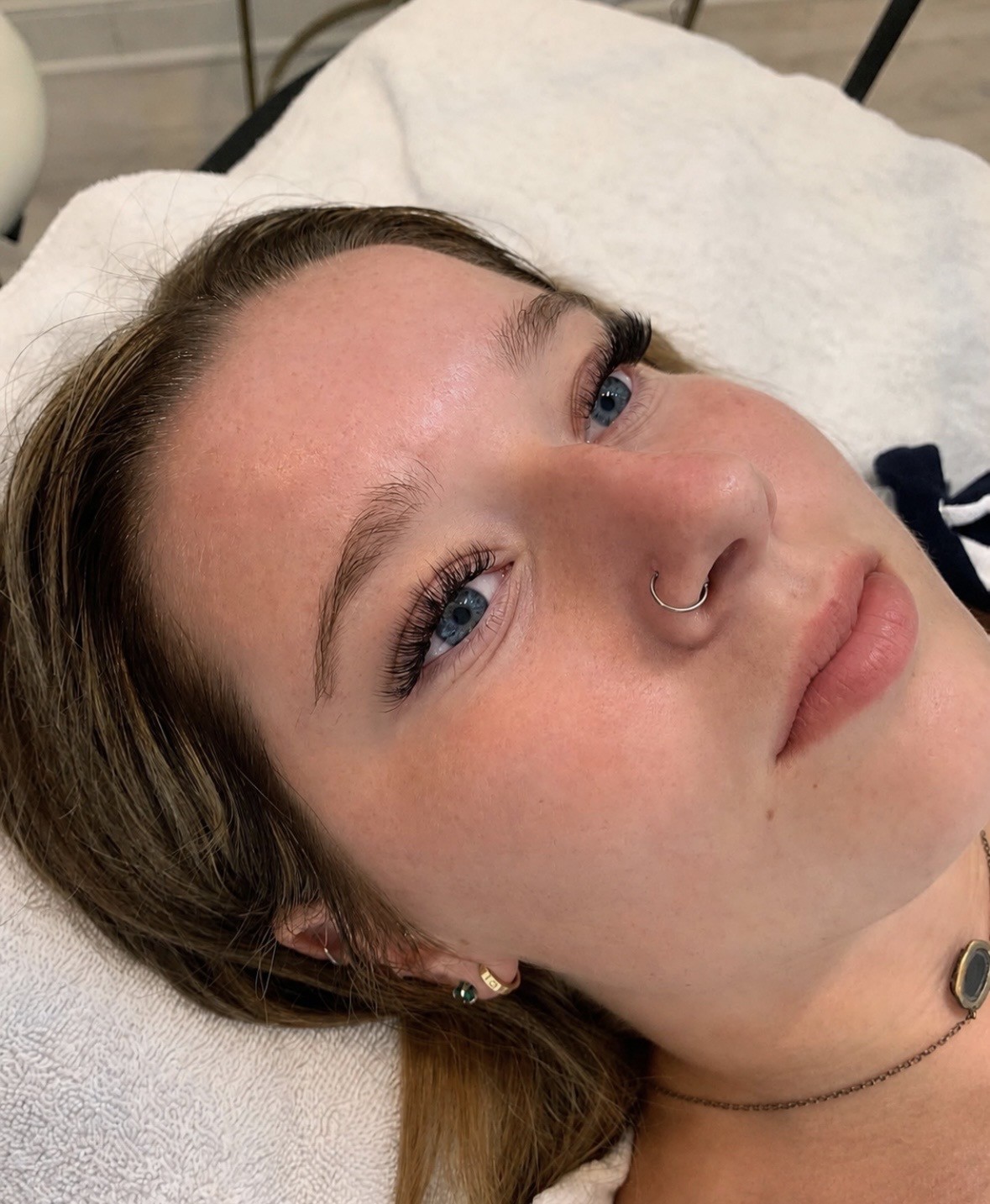 Full face view of a hybrid lash extension set