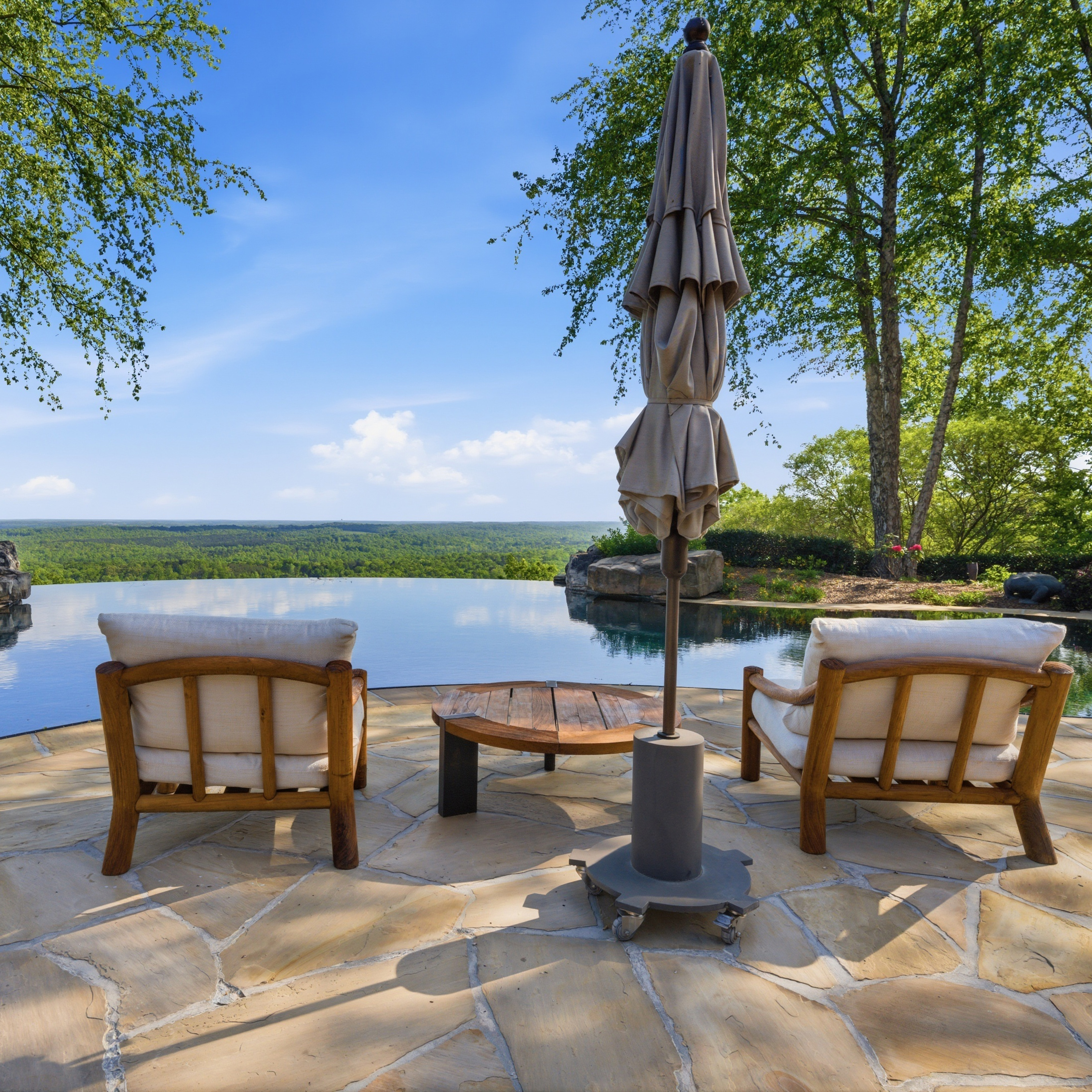 Pool terrace with a panoramic view at Apple Pie Ridge