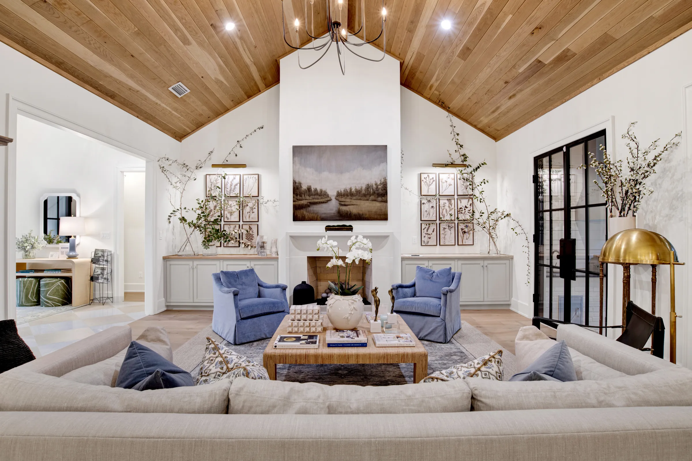 Living room with blue armchairs and a vaulted ceiling