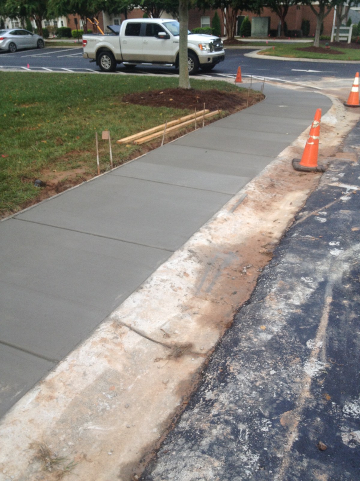 Finished curved concrete sidewalk with control joints