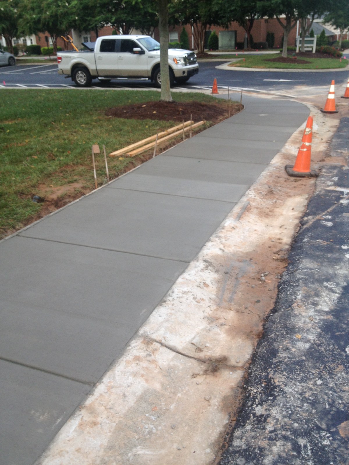 Finished curved concrete sidewalk with control joints