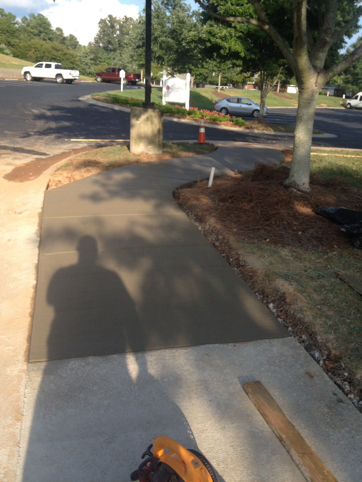 Finished curved concrete sidewalk with control joints