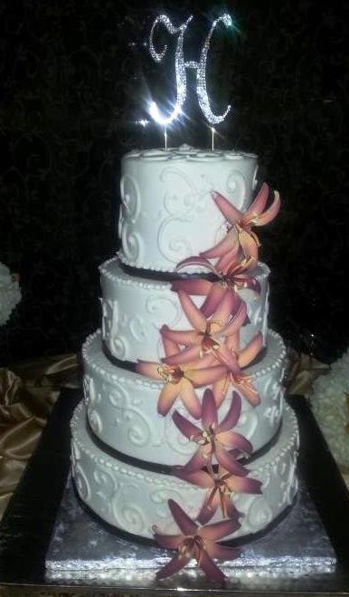 White wedding cake with fresh flowers
