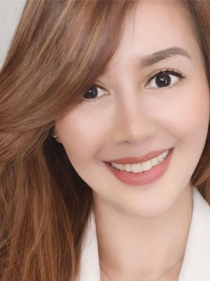 Lorraine Luna smiling in a professional portrait
