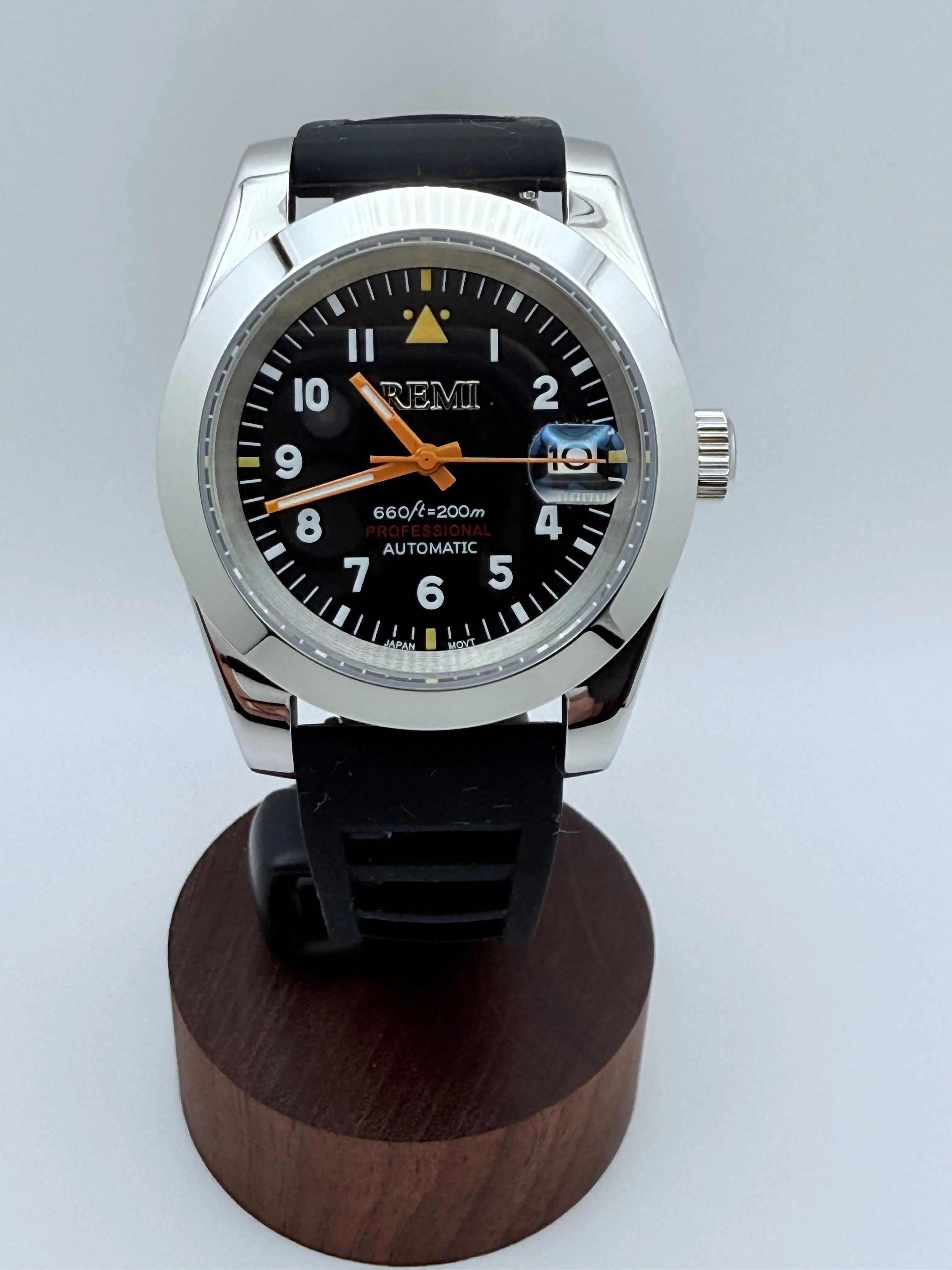 REMI Trekker Field Automatic Black with a black dial and stainless steel bracelet