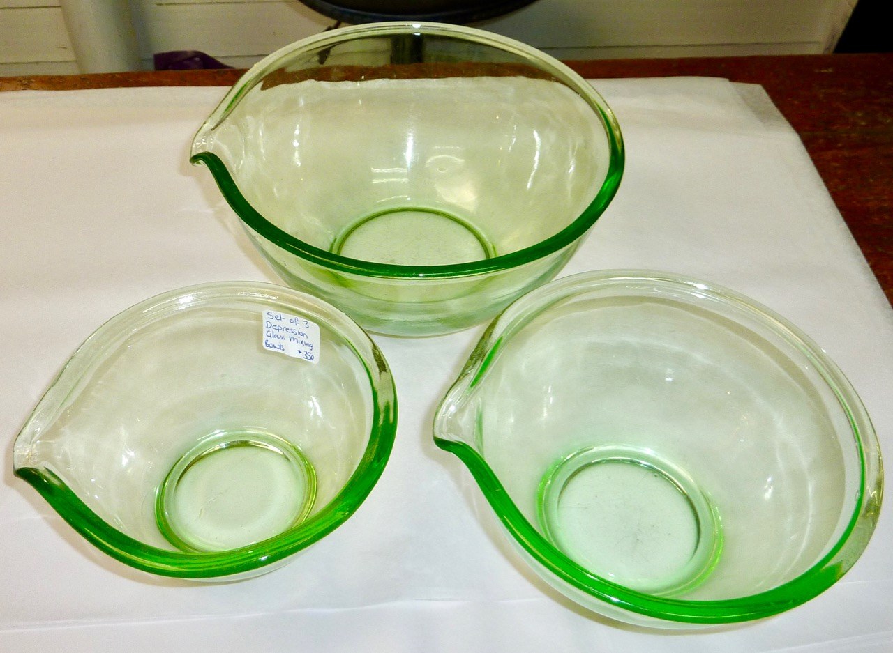 Three nested Depression glass mixing bowls in graduated sizes