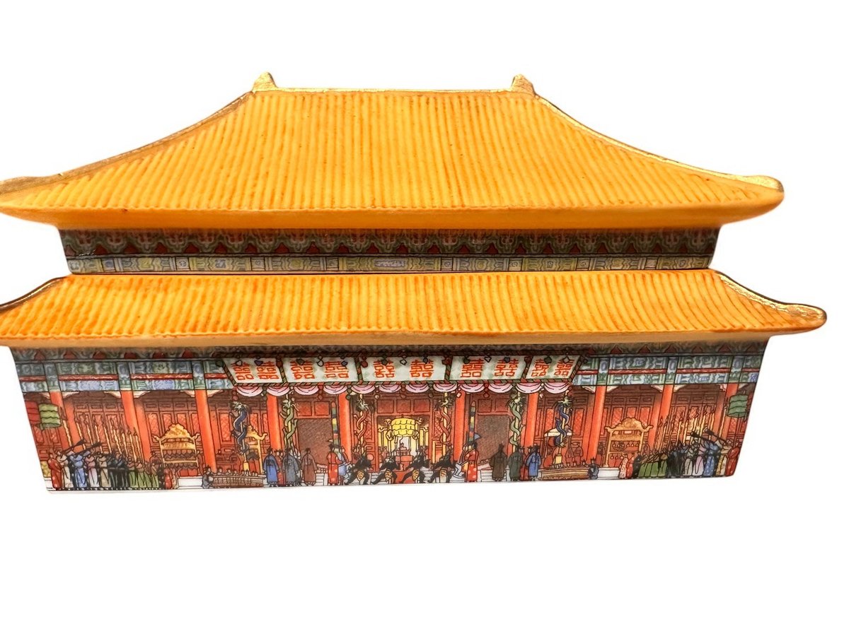Palace Museum Vintage Music Box: Hand-Painted Forbidden City Porcelain, Double Happiness Tune