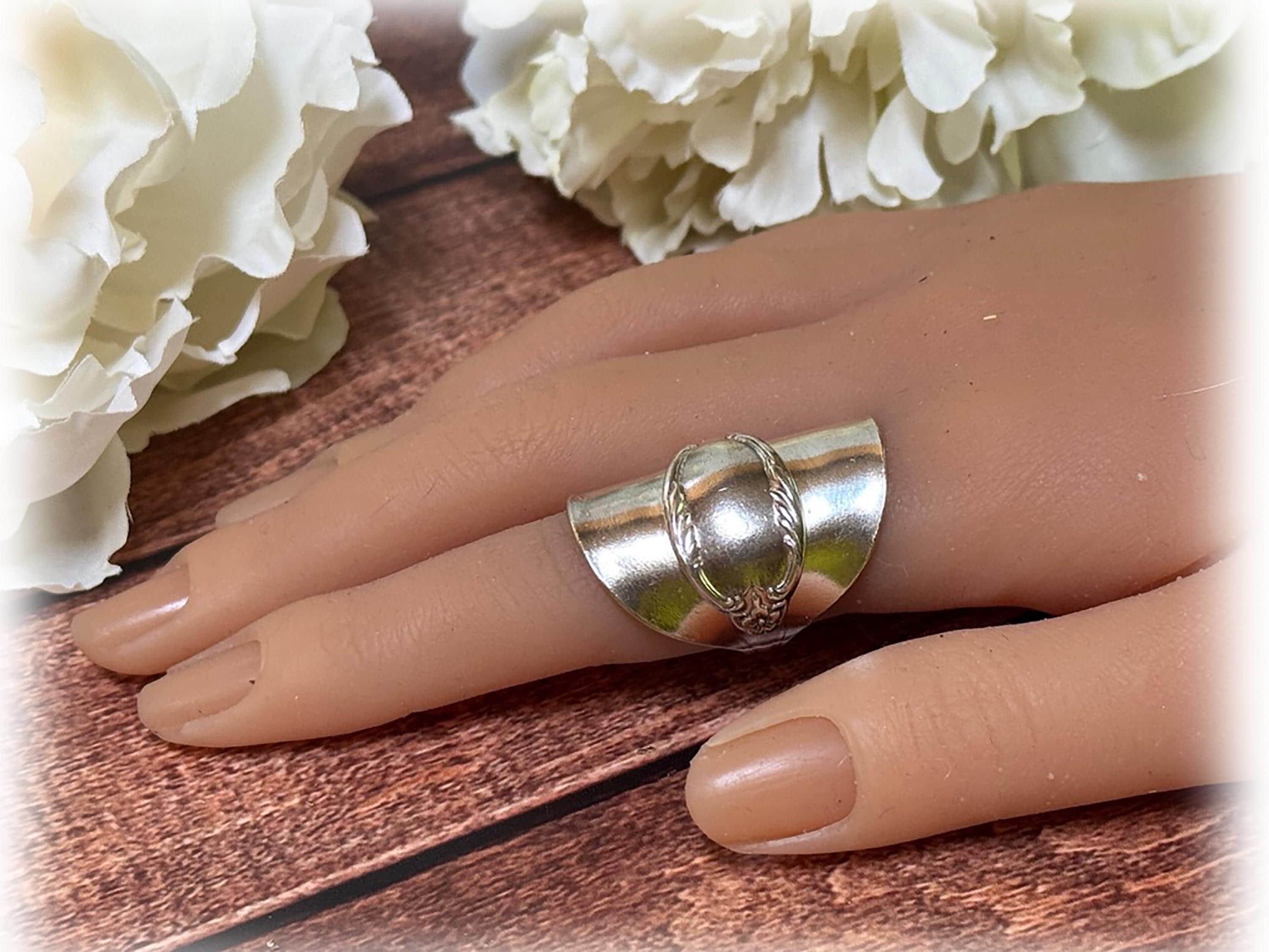 Royal Manor Silverplate Spoon Ring, International Silver, circa 1956, Floral, Understated, Modern, Size 8