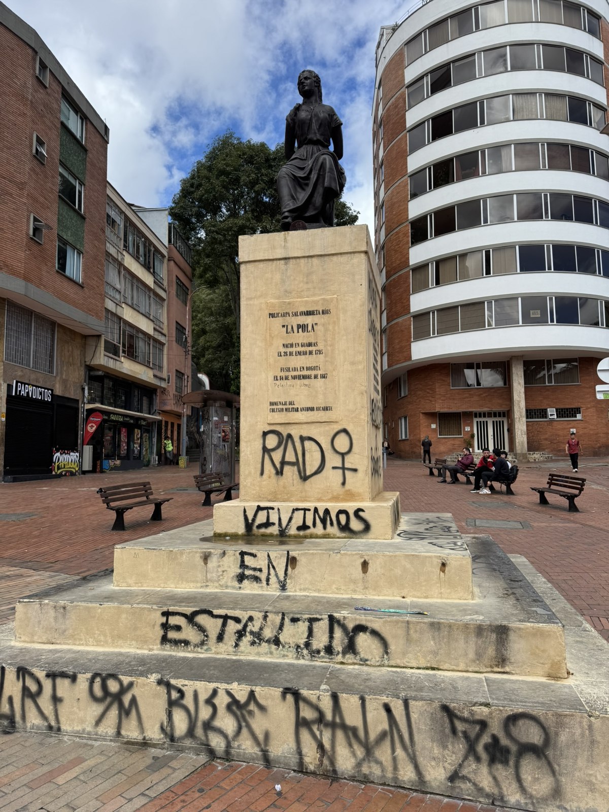 La Pola statue and its graffiti-marked pedestal in Bogotá