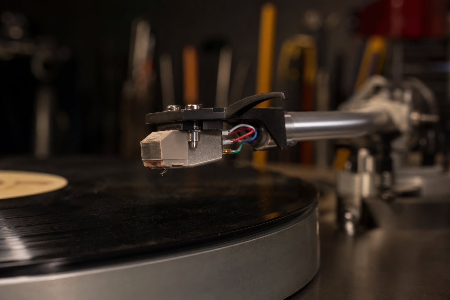 Turntable cartridge above a record
