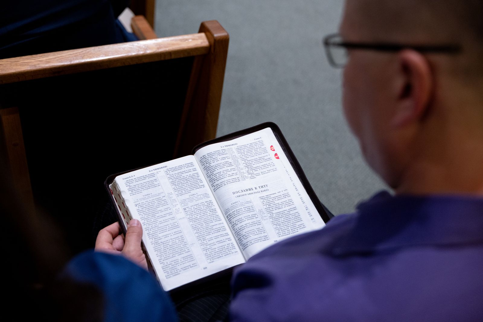 Persona leyendo la Biblia en silencio dentro de una iglesia