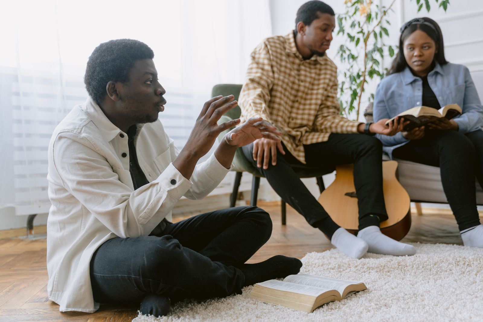 Personas reunidas para estudiar la Biblia y conversar