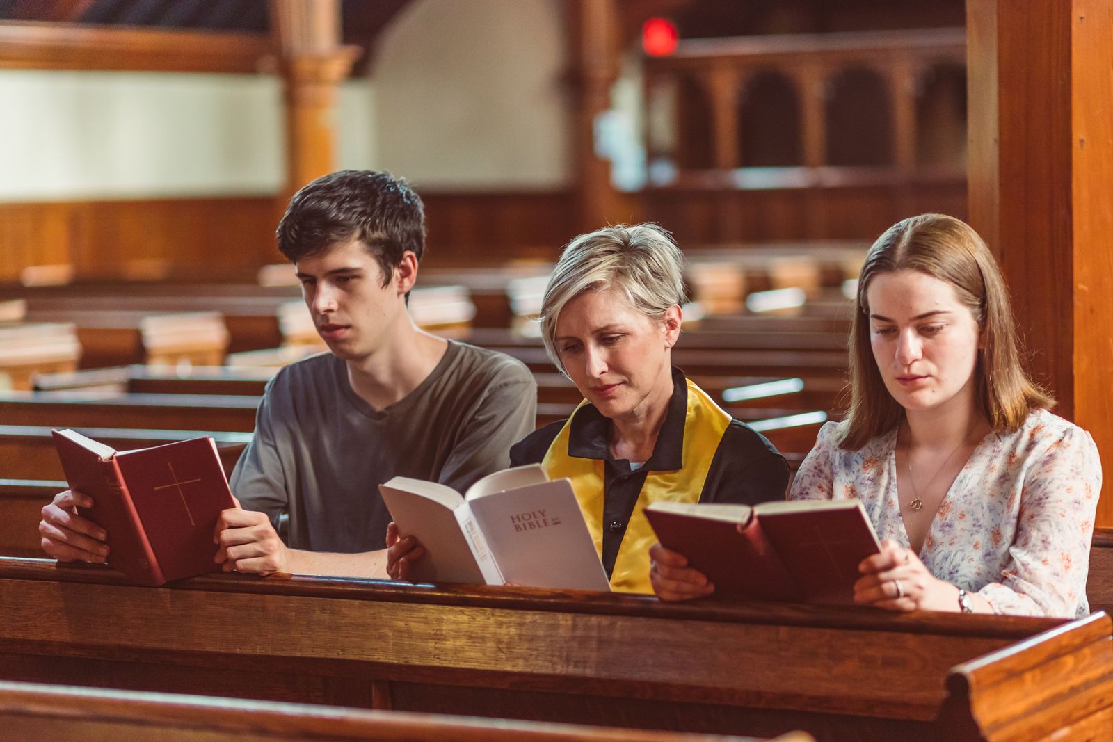 Personas leyendo la Biblia juntas en una iglesia