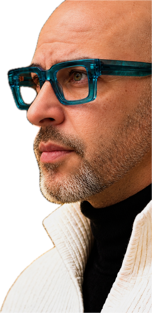 Retrato editorial de Gilbert Morales con gafas azules