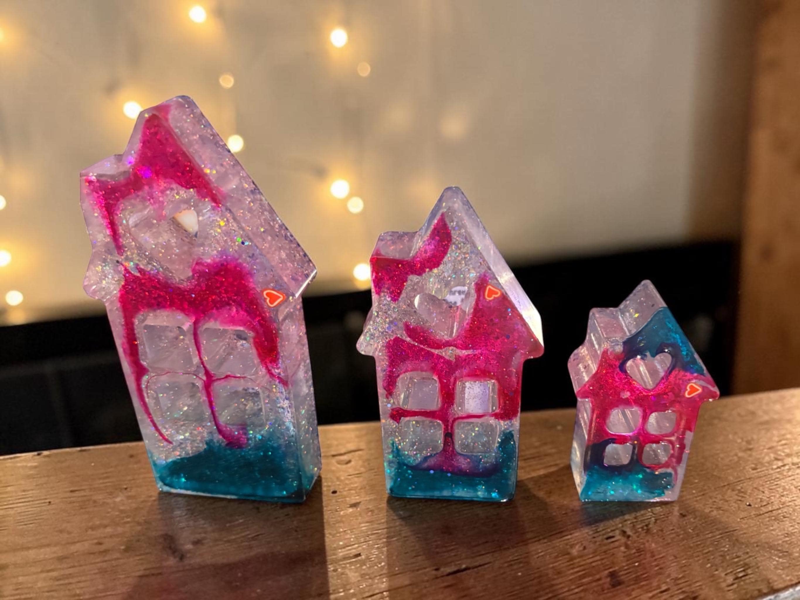 Handcrafted Resin House Shelf Decor set of Three detail 2
