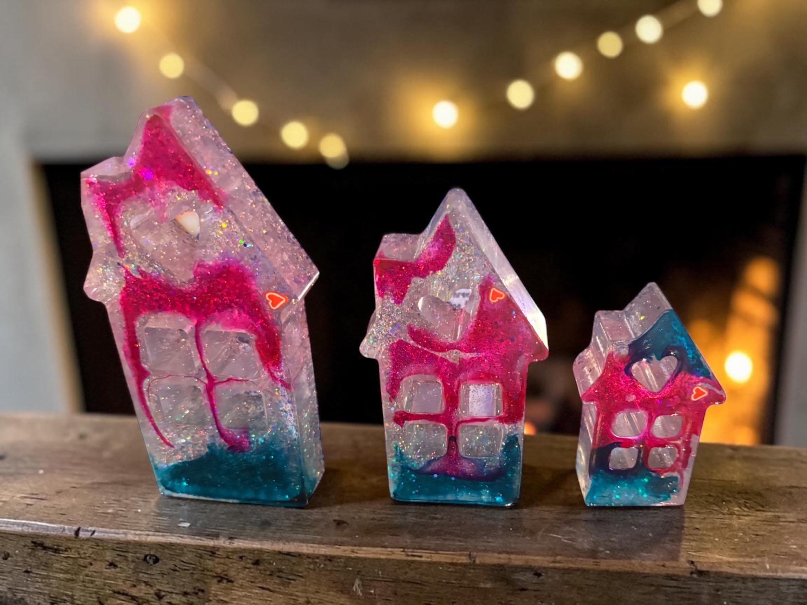 Handcrafted Resin House Shelf Decor set of Three detail 3