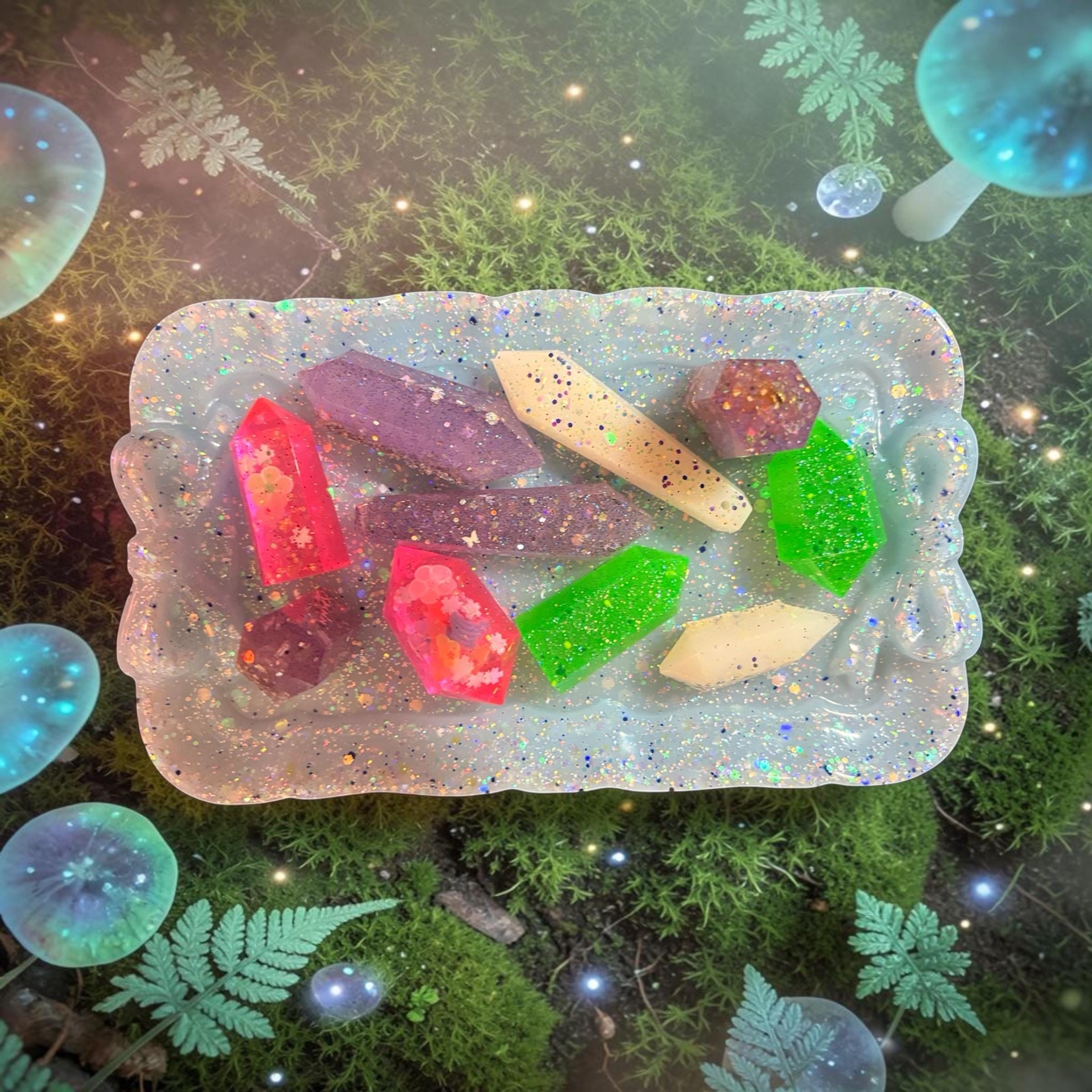 Handmade resin tray with resin crystals / Home accent piece detail 4