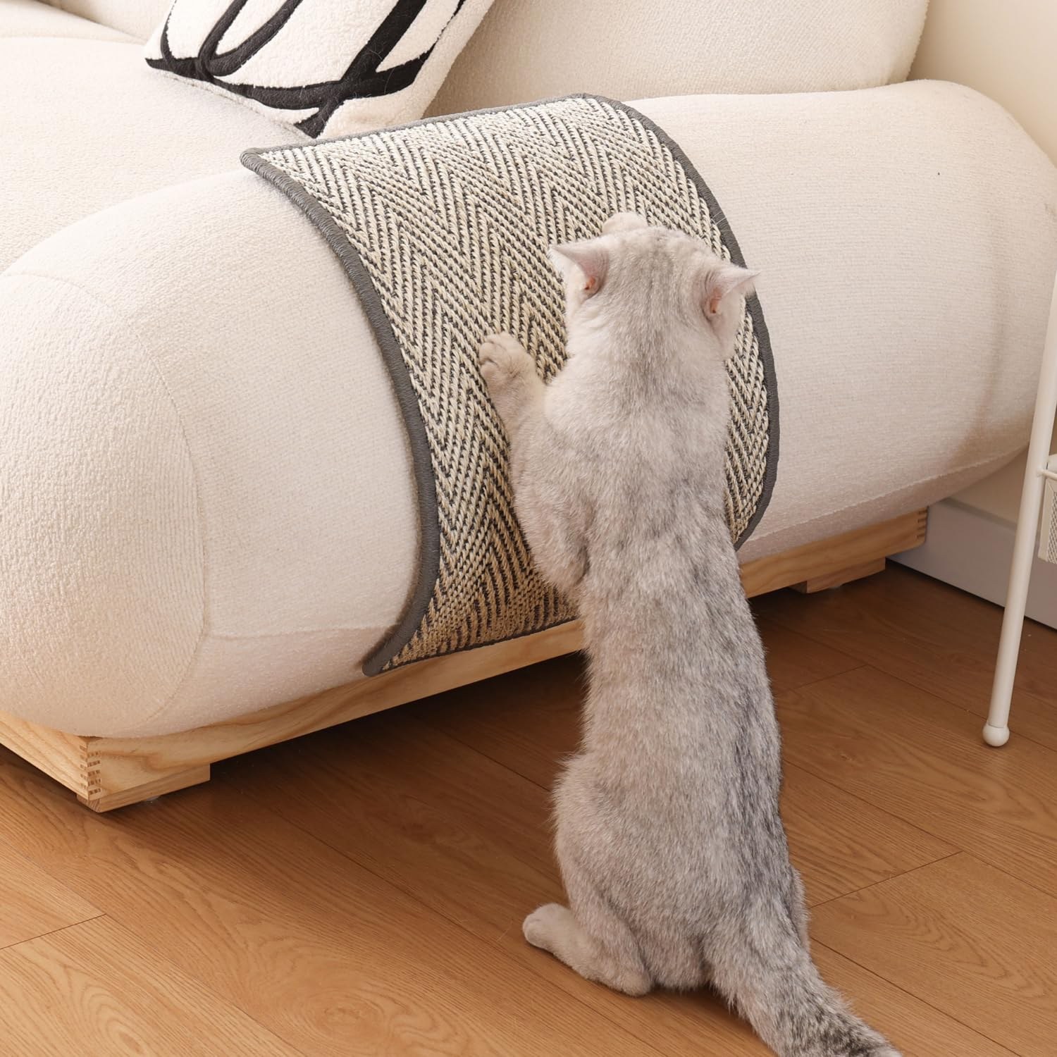 Sisal scratching mat for cats