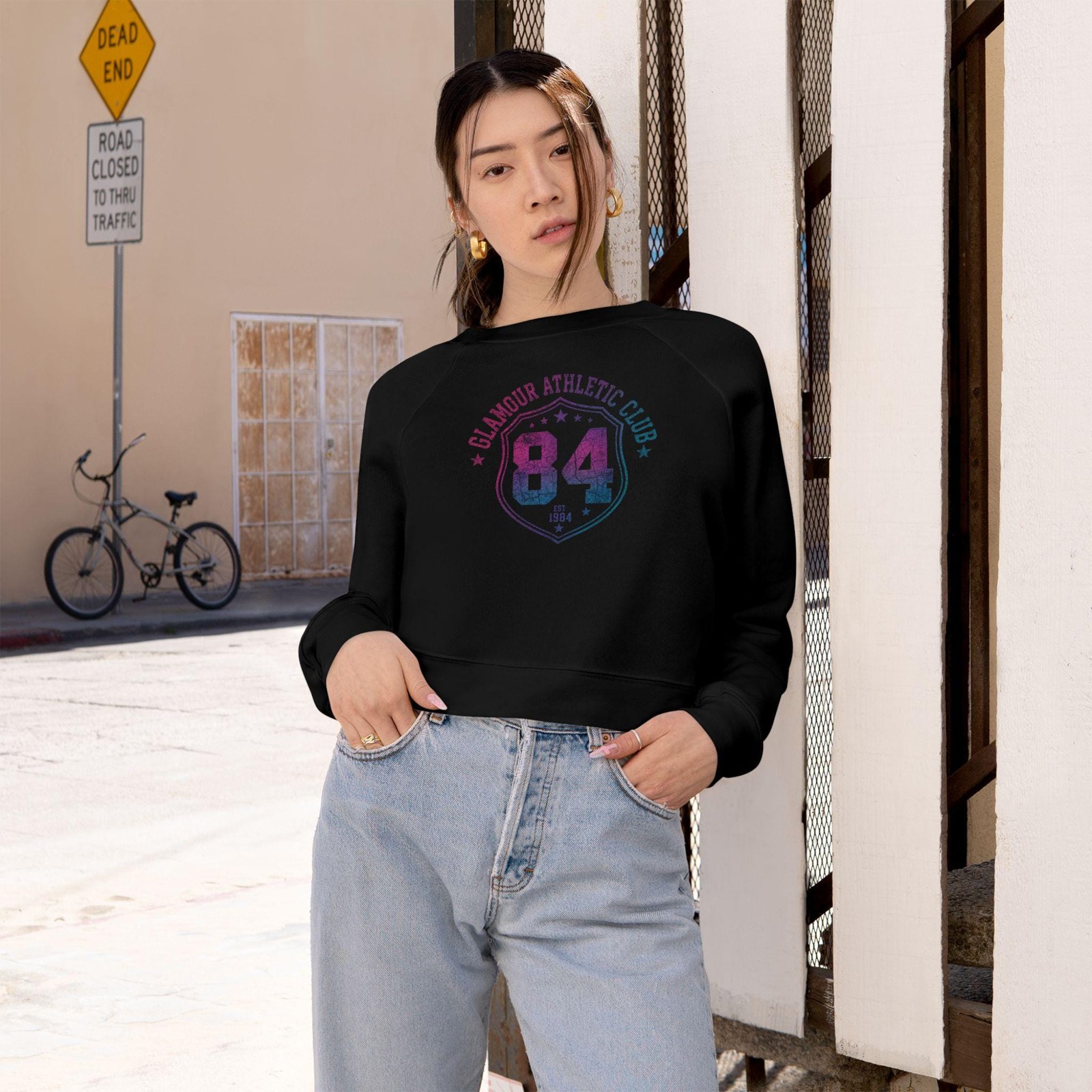 84 Retro Shield Graphic Cropped Pullover