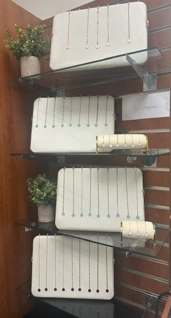 Permanent jewelry chain display