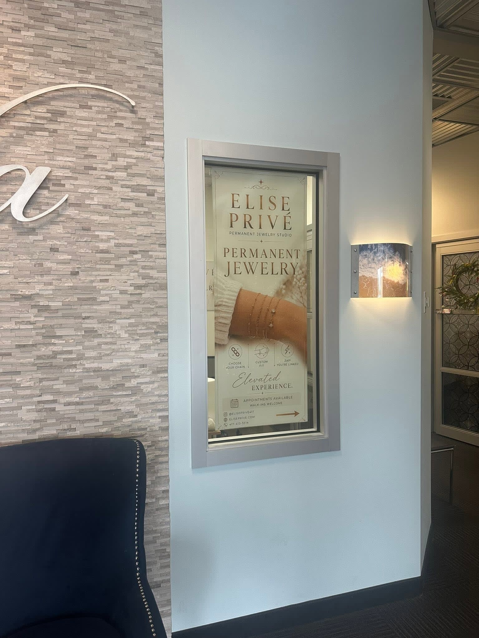 Elise Privé studio sign