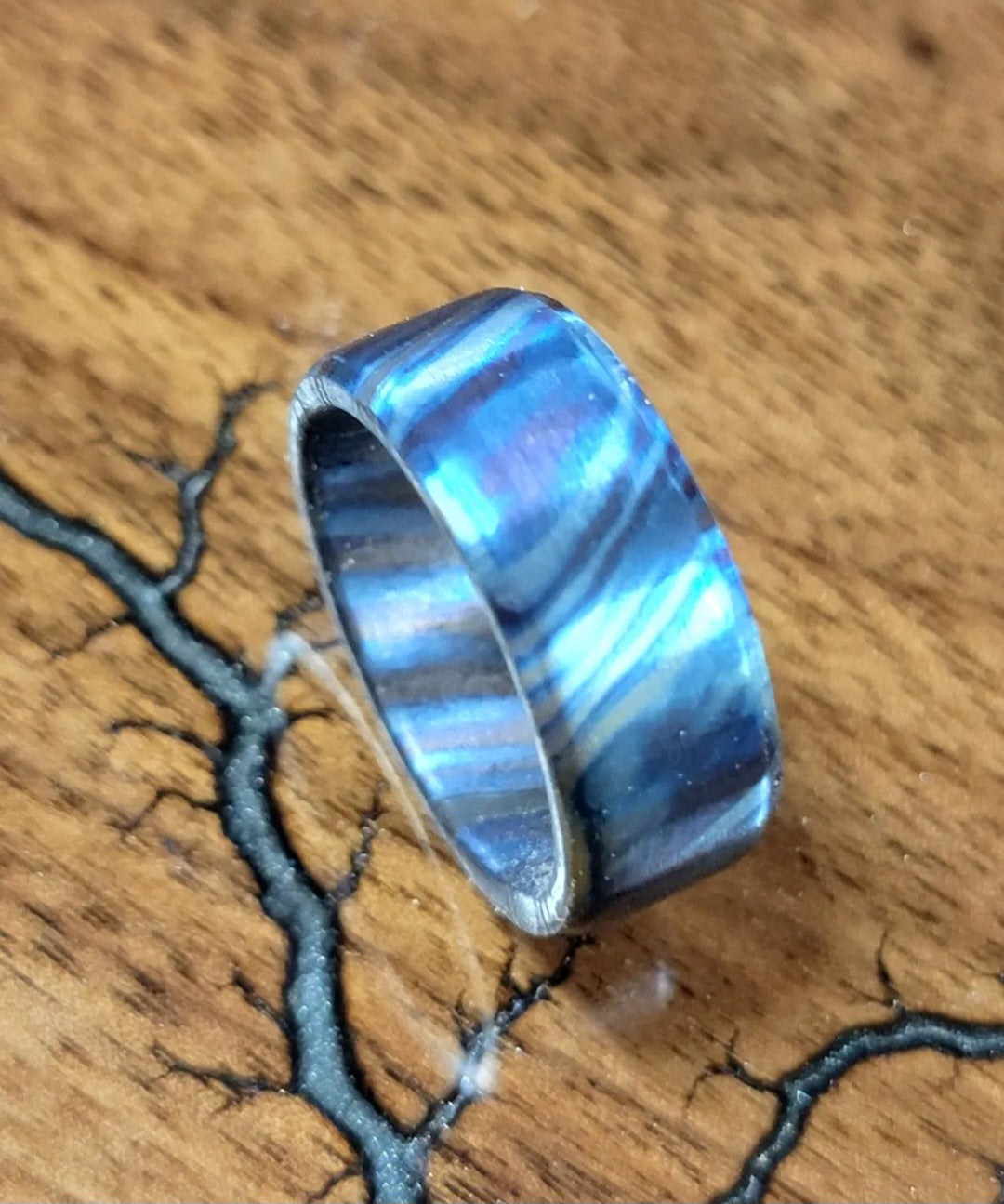 Anodized titanium and zirconium ring with a multicolor finish