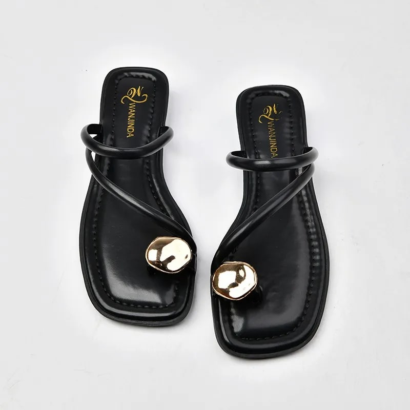 Tamancos Femininos Retrô com Detalhe em Metal product photo