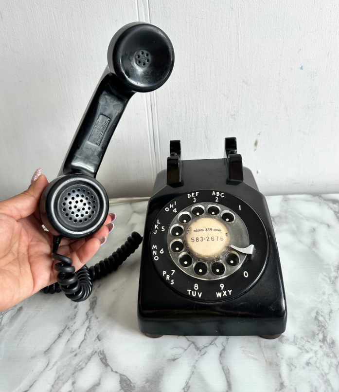 Illustration of a rotary phone