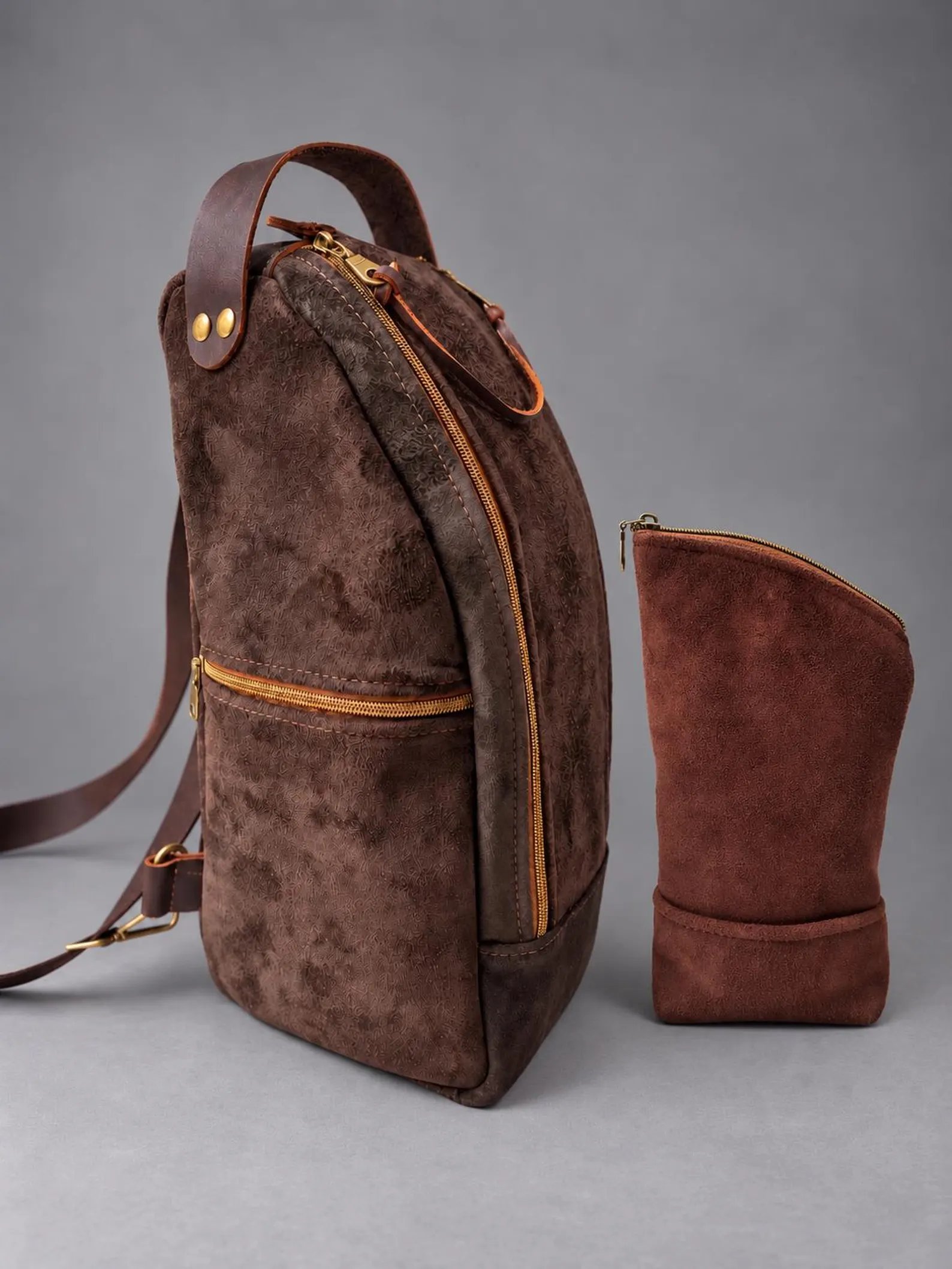 Handmade brown suede mate backpack with leather straps, golden zippers, and a matching yerbera