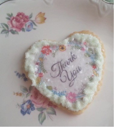 Heart-shaped cookie with "Thank You" message.