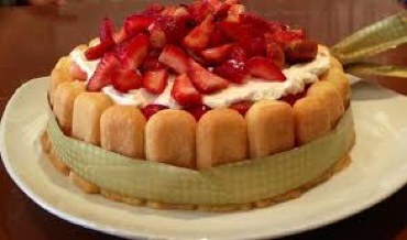 Strawberry dessert with ladyfingers and cream.