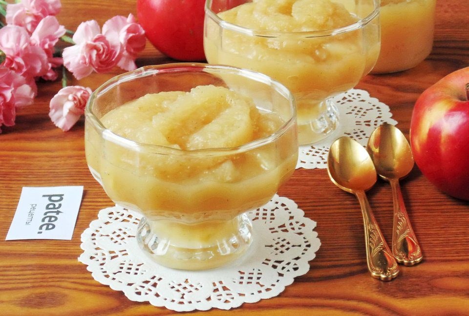 Two glass bowls filled with pineapple dessert on doilies.