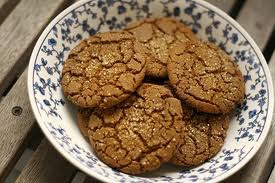 A bowl of cracked ginger cookies.